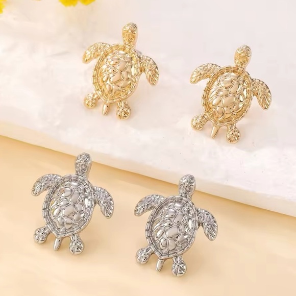 Sea Turtle Gold Stud Earrings - Picture 15 of 16